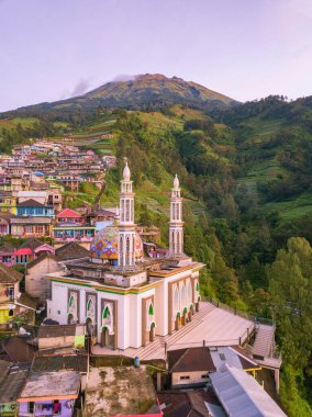 Cami, Sumbing Dağı 'nın yamaçlarındaki köy konutları arasında yer alıyor. Mescid Baituttaqwa, Dusun ama Nepal Van Java, Magelang
