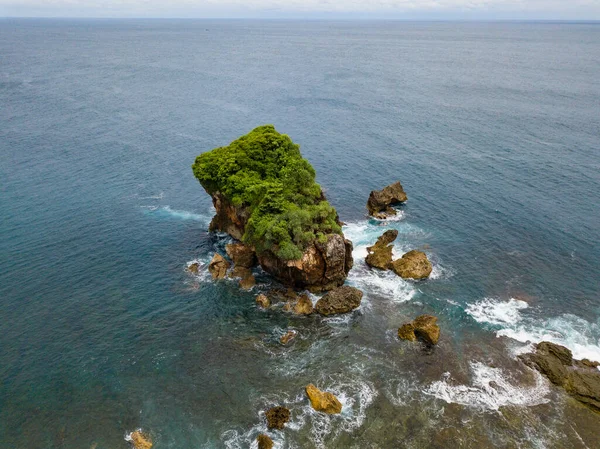 Ilha Coral Que Coberto Por Árvores Praia Atingido Pela Ondulação — Fotografia de Stock