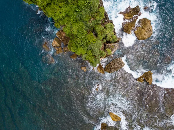 Ilha Coral Que Coberto Por Árvores Praia Atingido Pela Ondulação — Fotografia de Stock