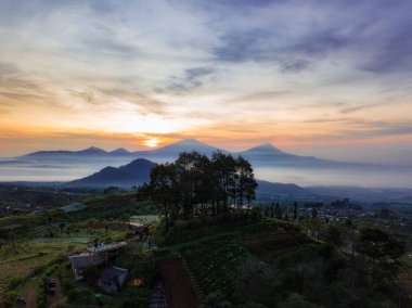 Silancur Highland, bulutlu bir havada gün doğumu gökyüzü. Silancur 'un ikonik bir yer olduğunu gördüm. Orta Java, Endonezya