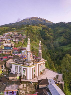 Cami, Sumbing Dağı 'nın yamaçlarındaki köy konutları arasında yer alıyor. Mescid Baituttaqwa, Dusun ama Nepal Van Java, Magelang