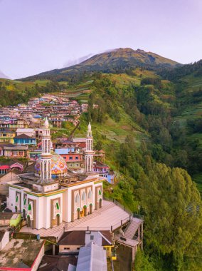 Cami, Sumbing Dağı 'nın yamaçlarındaki köy konutları arasında yer alıyor. Mescid Baituttaqwa, Dusun ama Nepal Van Java, Magelang