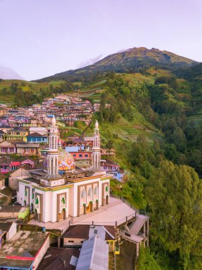 Cami, Sumbing Dağı 'nın yamaçlarındaki köy konutları arasında yer alıyor. Mescid Baituttaqwa, Dusun ama Nepal Van Java, Magelang