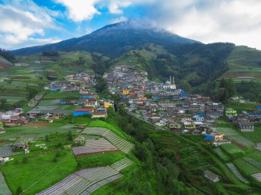 Köyde renkli boyanmış evler bir dağın yamaçlarına inşa edilir. Köye 