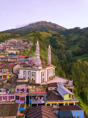 Cami, Sumbing Dağı 'nın yamaçlarındaki köy konutları arasında yer alıyor. Mescid Baituttaqwa, Dusun ama Nepal Van Java, Magelang