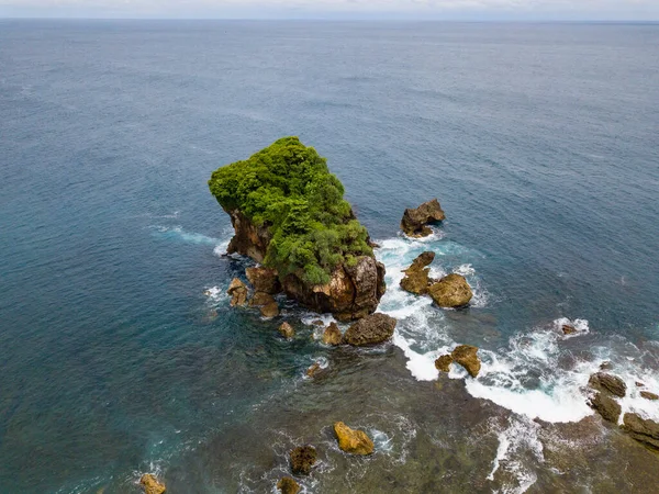 Ilha Coral Que Coberto Por Árvores Praia Atingido Pela Ondulação — Fotografia de Stock
