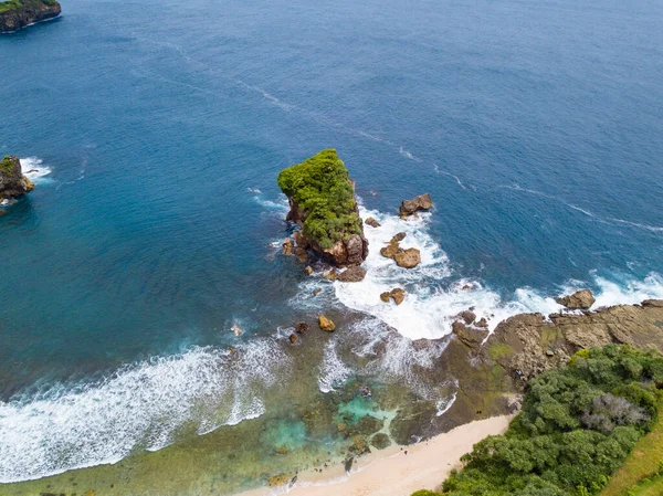 Ilha Coral Que Coberto Por Árvores Praia Atingido Pela Ondulação — Fotografia de Stock