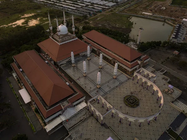 Masjid Besar Yang Indah Yang Memiliki Menara Dan Aula Besar — Stok Foto