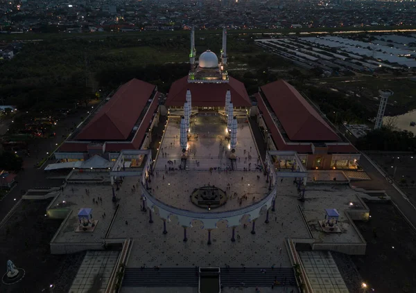 Piękny Wielki Meczet Który Wieże Duża Sala Lampą Jest Włączony — Zdjęcie stockowe