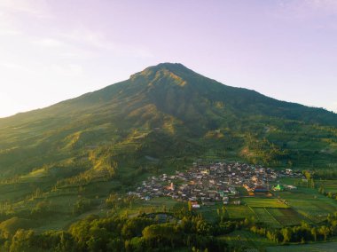Sumbing Dağı 'nın yamacındaki kırsal evde sabah biraz sisli bir hava var. Etrafı tarlalarla ve ağaçlarla çevrili. Temanggung, Merkez Java, Endonezya