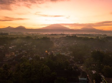Sunrise Sky 'ın kırsaldaki dağlarla çekilmiş robot resmi. Endonezya 'nın kırsal arazisi