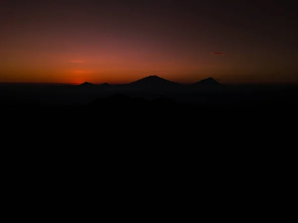 Silhouette Des Sonnenaufgangs Über Vier Bergen Die Berge Sind Mount — Stockfoto