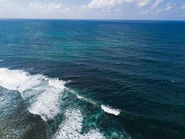 Drone Foto Barco Pesca Meio Oceano Procura Peixes Com Céu — Fotografia de Stock