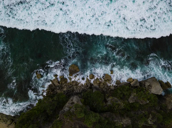 Overhead View Bluish Ocean Waves Crashing Rocks Beach Produce White — Fotografia de Stock