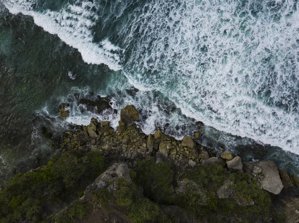 Visão Aérea Das Ondas Oceano Azulado Batendo Contra Rochas Praia — Fotografia de Stock