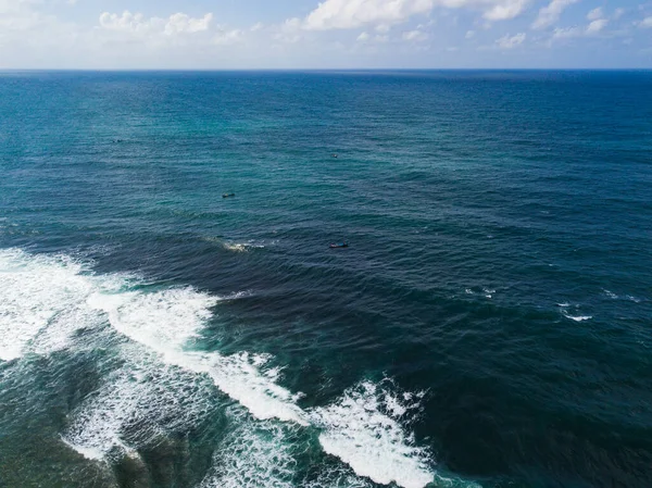 Drone Foto Barco Pesca Meio Oceano Procura Peixes Com Céu — Fotografia de Stock