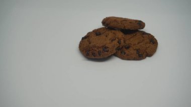 Beyaz arkaplanda çikolata parçalı kurabiyeler