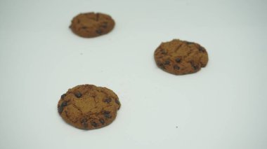 Beyaz arkaplanda çikolata parçalı kurabiyeler