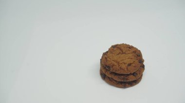 Beyaz arkaplanda çikolata parçalı kurabiyeler