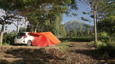 Kamp alanındaki arabanın yanına çadır kuruldu.