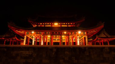 Tapınak binası geceleri parlayan ışıklarla dolu. Sam Po Kong Tapınağı, Semarang, Endonezya