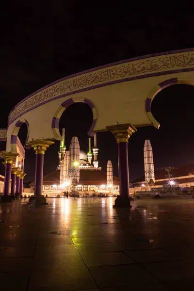 Прекрасная Большая Мечеть Которой Башни Большой Зал Светом Включена Ночью — стоковое фото