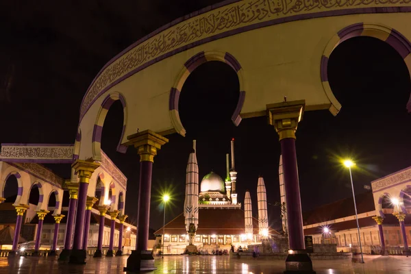 Прекрасная Большая Мечеть Которой Башни Большой Зал Светом Включена Ночью — стоковое фото