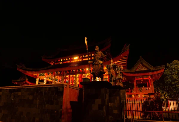 庙宇里充满了夜间照明的灯光 印度尼西亚三宝孔寺 — 图库照片