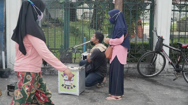 Situasi Malioboro Street Pagi Hari Dengan Penjual Jalan Dan Pengunjung — Stok Foto