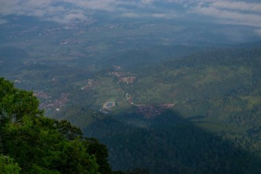 Orman ve sebze tarlalarıyla çevrili bir kırsal bölge. Bu görüntü Telomoyo Dağı 'nın tepesinden alındı