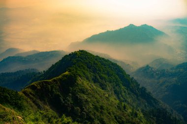 Dağlardan, ağaçlar ve çalılarla çekilmiş bir manzara fotoğrafı. Bu Telomoyo Dağı 'nın tepesinden bir görüntü.