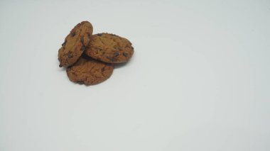 Beyaz arkaplanda çikolata parçalı kurabiyeler