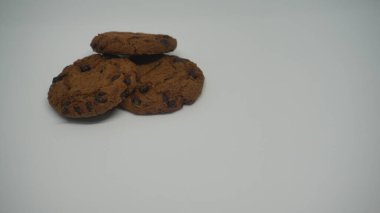 Beyaz arkaplanda çikolata parçalı kurabiyeler