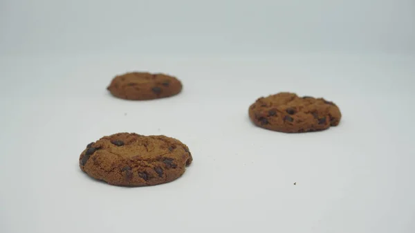 Chocolade Chip Koekjes Witte Achtergrond — Stockfoto