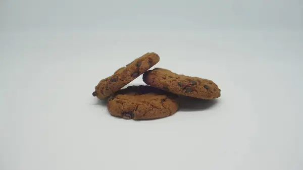 Chocolade Chip Koekjes Witte Achtergrond — Stockfoto