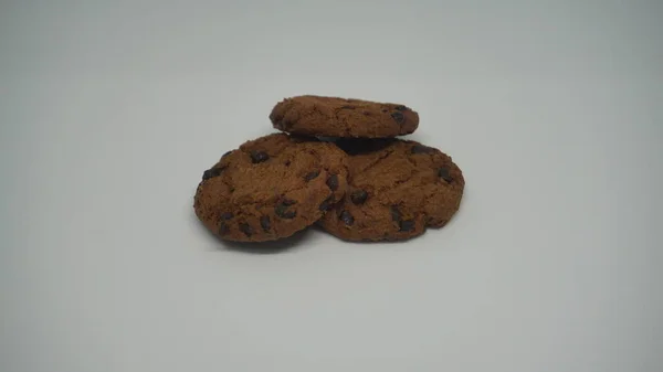 Chocolade Chip Koekjes Witte Achtergrond — Stockfoto