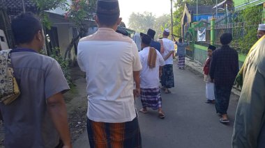 Kurban Bayramı 'nda dua edenlerin odak noktasından çıkarılmış fotoğrafları. Camide nalları dikiyoruz.