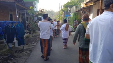 Kurban Bayramı 'nda dua edenlerin odak noktasından çıkarılmış fotoğrafları. Camide nalları dikiyoruz.