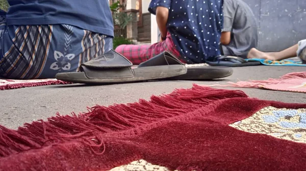 Zdekoncentrowane Zdjęcie Ludzi Którzy Modlą Się Eid Adha Modląc Sholat — Zdjęcie stockowe
