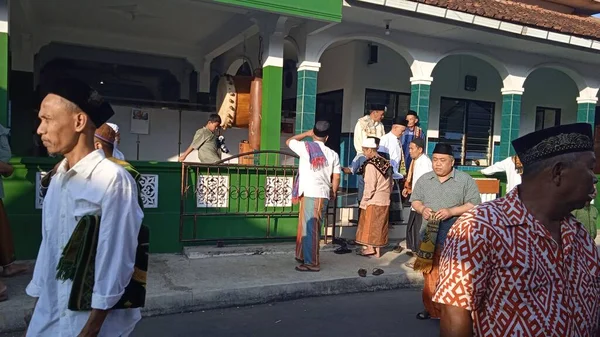 Zdekoncentrowane Zdjęcie Ludzi Którzy Modlą Się Eid Adha Modląc Sholat — Zdjęcie stockowe