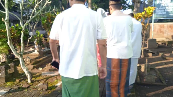 Defocused Photo Peoples Pray Islamic Funeral White Thumb Stones Graweyard — Stockfoto