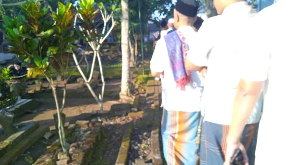 Defocused Photo Peoples Pray Islamic Funeral White Thumb Stones Graweyard — Foto Stock