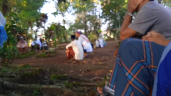 Defocused Photo Peoples Pray Islamic Funeral White Thumb Stones Graweyard — Stockfoto