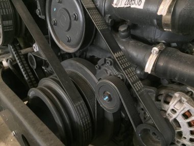 Magelang, Endonezya - 10 Temmuz 2022: Yeni otobüs motoru bileşenlerine, parçalarına ve elementlerine yakından bakın. Motor, kemerli makaralar, teçhizat, pnömatik hortumlar, yakıt tüpleri. Ticari ulaşım motoru