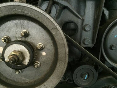 Magelang, Endonezya - 10 Temmuz 2022: Yeni otobüs motoru bileşenlerine, parçalarına ve elementlerine yakından bakın. Motor, kemerli makaralar, teçhizat, pnömatik hortumlar, yakıt tüpleri. Ticari ulaşım motoru