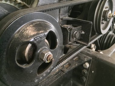 Magelang, Endonezya - 10 Temmuz 2022: Yeni otobüs motoru bileşenlerine, parçalarına ve elementlerine yakından bakın. Motor, kemerli makaralar, teçhizat, pnömatik hortumlar, yakıt tüpleri. Ticari ulaşım motoru