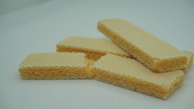 Beyaz arka planda leziz gofret çubukları, düz yatış. Tatlı yemek.