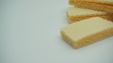 Beyaz arka planda leziz gofret çubukları, düz yatış. Tatlı yemek.