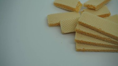 Beyaz arka planda leziz gofret çubukları, düz yatış. Tatlı yemek.