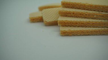 Beyaz arka planda leziz gofret çubukları, düz yatış. Tatlı yemek.